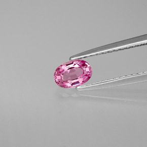 0.53カラットの天然ピンクサファイア（5.7×4 mm・オーバルカット）
