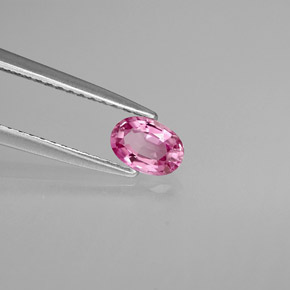 0.53カラットの天然ピンクサファイア（5.7×4 mm・オーバルカット）