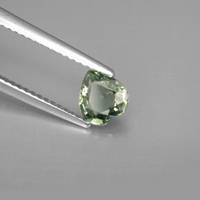 0.82カラットの天然グリーンサファイア（6.2×5.8 mm・ハート型）