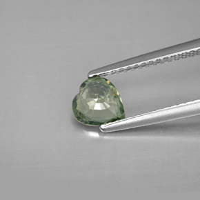 0.82カラットの天然グリーンサファイア（6.2×5.8 mm・ハート型）