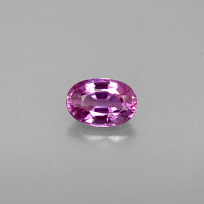 0.69カラットの天然ピンクがかった紫サファイア（6.1×4.2 mm・オーバルカット）