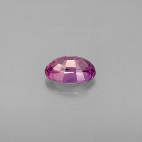 0.69カラットの天然ピンクがかった紫サファイア（6.1×4.2 mm・オーバルカット）