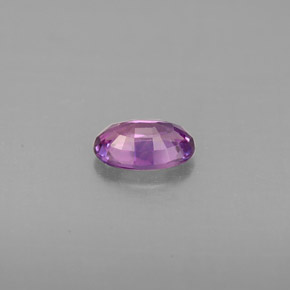 0.60カラットの天然ピンクがかった紫サファイア（6.1×4.2 mm・オーバルカット）