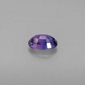 0.67カラットの天然ブルーバイオレットサファイア（5.9×4.2 mm・オーバルカット）