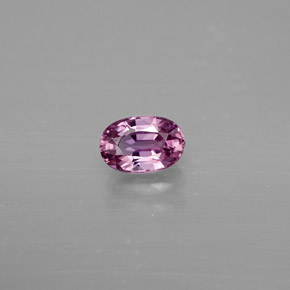 0.71カラットの天然ピンクがかった紫サファイア（6.1×4.1 mm・オーバルカット）