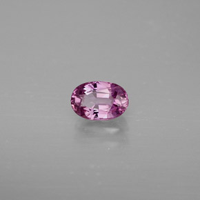 0.71カラットの天然ピンクがかった紫サファイア（6.1×4.1 mm・オーバルカット）