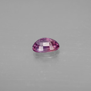 0.71カラットの天然ピンクがかった紫サファイア（6.1×4.1 mm・オーバルカット）