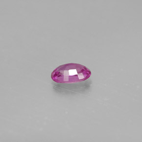 0.57カラットの天然ピンクサファイア（5.8×4 mm・オーバルカット）