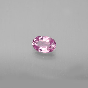0.56カラットの天然パープルピンクサファイア（5.9×4.2 mm・オーバルカット）