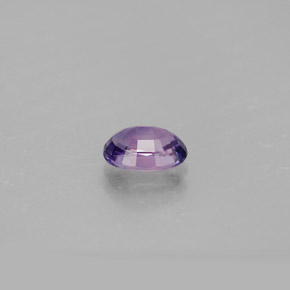 0.64カラットの天然ブルーバイオレットサファイア（5.9×4.1 mm・オーバルカット）