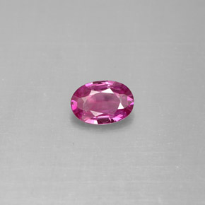 0.53カラットの天然ピンクがかった紫サファイア（6×4.1 mm・オーバルカット）