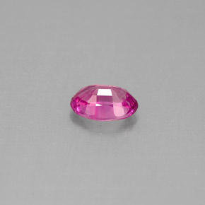 0.59カラットの天然パープルピンクサファイア（5.8×4 mm・オーバルカット）