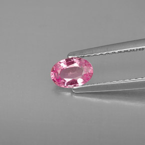 0.53カラットの天然ピンクサファイア（5.9×4.1 mm・オーバルカット）