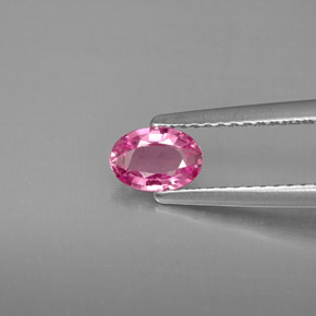0.52カラットの天然ピンクサファイア（6×4.2 mm・オーバルカット）