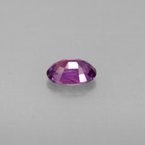 0.60カラットの天然ピンクがかった紫サファイア（5.9×4.1 mm・オーバルカット）