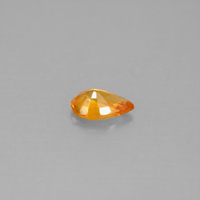 0.51カラットの天然イエローオレンジサファイア（6.2×4.1 mm・洋梨の形）
