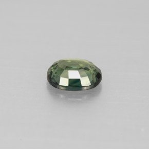 0.78カラットの天然グリーンサファイア（6×5.1 mm・オーバルカット）