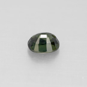 0.88カラットの天然グリーンサファイア（5.9×4.8 mm・オーバルカット）