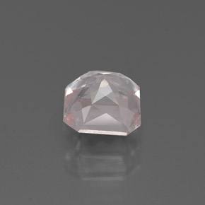 1.32カラットの天然ライトピンクサファイア（5.7×5.6 mm・エメラルドカット）