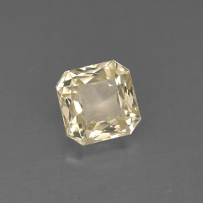 1.33カラットの天然ライトイエローサファイア（5.8×5.8 mm・エメラルドカット）