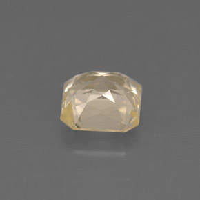 1.33カラットの天然ライトイエローサファイア（5.8×5.8 mm・エメラルドカット）