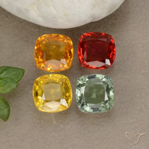 2.24カラットの天然マルチカラーサファイア（4.6×4.6 mm・クッションカット）