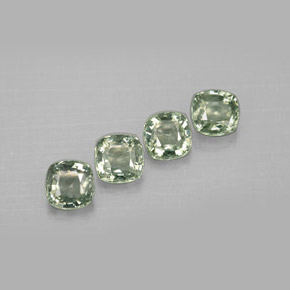 カラットの天然グリーンサファイア（4.5×4.5 mm・クッションカット）