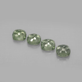 カラットの天然グリーンサファイア（4.5×4.5 mm・クッションカット）