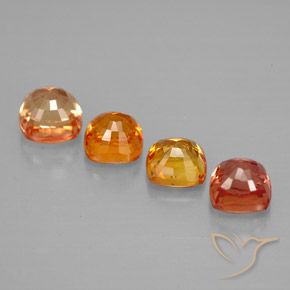 2.41カラットの天然マルチカラーサファイア（4.2×4.2 mm・クッションカット）