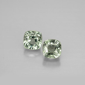 カラットの天然グリーンサファイア（4.2×4.2 mm・クッションカット）