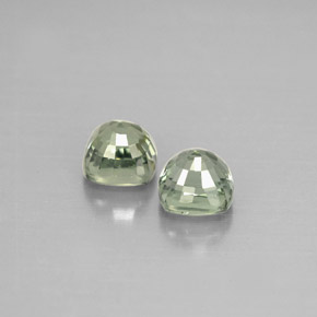 カラットの天然グリーンサファイア（4.2×4.2 mm・クッションカット）