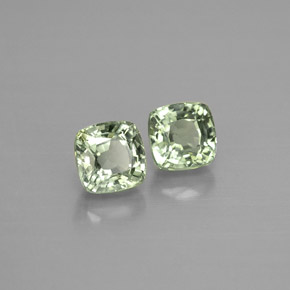 カラットの天然グリーンサファイア（4.2×4.2 mm・クッションカット）