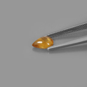 0.82カラットの天然ゴールデンイエローサファイア（6.8×4.9 mm・透明）