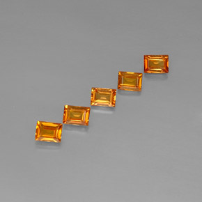 カラットの天然イエローオレンジサファイア（4.2×3.2 mm・バゲット）