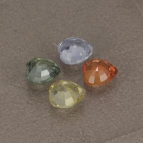 1.32カラットの天然マルチカラーサファイア（4.1×4.1 mm・ハート型）