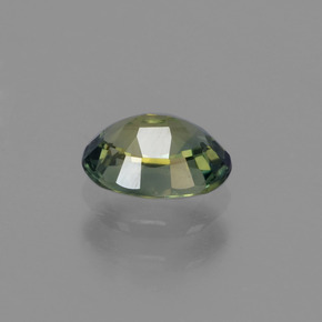 0.68カラットの天然グリーンサファイア（6×4.2 mm・オーバルカット）