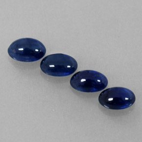 カラットの天然ディープブルーサファイア（4.9×3.3 mm・オーバルカット）