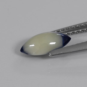 1.09カラットの天然バイカラーサファイア（9×4.8 mm・マーキス）