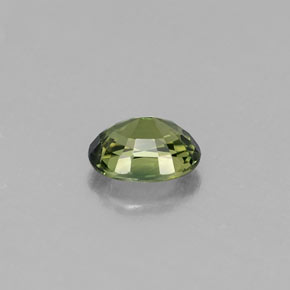 0.51カラットの天然黄色がかった緑サファイア（5.2×4.1 mm・オーバルカット）