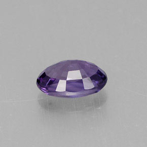 0.61カラットの天然ブルーバイオレットサファイア（5.8×4.1 mm・オーバルカット）