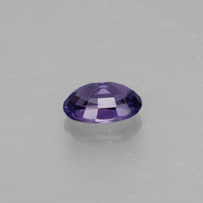 0.55カラットの天然ブルーバイオレットサファイア（5.8×3.9 mm・オーバルカット）