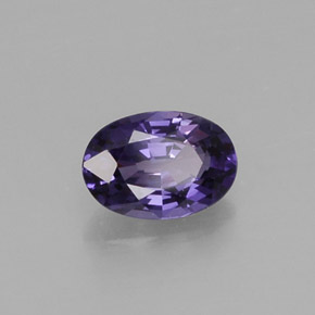 0.56カラットの天然バイオレットサファイア（5.9×4 mm・オーバルカット）