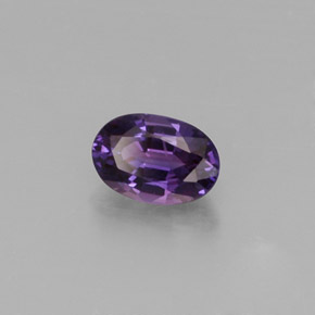 0.67カラットの天然ブルーバイオレットサファイア（6.1×4.2 mm・オーバルカット）