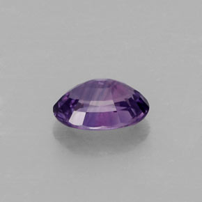 0.61カラットの天然バイオレットサファイア（6×4.2 mm・オーバルカット）