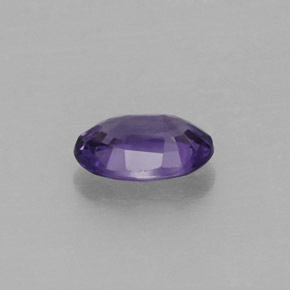 0.56カラットの天然ブルーバイオレットサファイア（6.1×4.2 mm・オーバルカット）