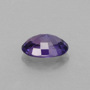 0.64カラットの天然バイオレットサファイア（6.1×4.2 mm・オーバルカット）