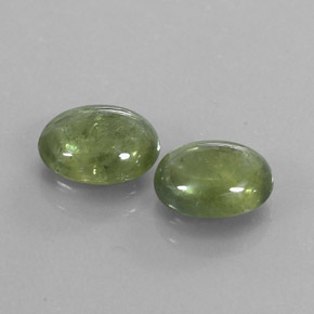カラットの天然グリーンサファイア（9.5×7.7 mm・透明）