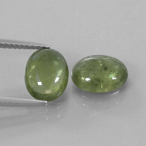 カラットの天然グリーンサファイア（9.5×7.7 mm・透明）