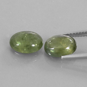 カラットの天然グリーンサファイア（9.5×7.7 mm・透明）