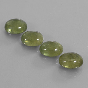 カラットの天然グリーンサファイア（8.9×7 mm・透明）